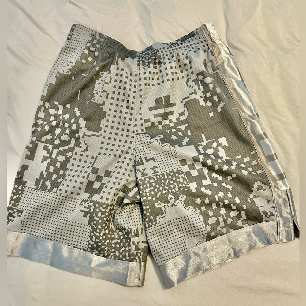 Nike Elite Boys (Girls) basketball shorts sz L. Gray